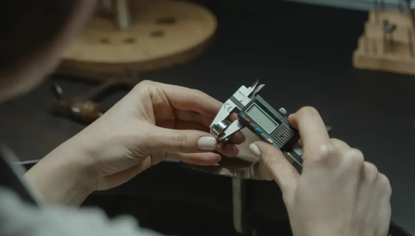 Por que as peças estampadas em metal de precisão são cruciais para os dispositivos médicos modernos?